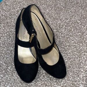 Bandolino Black Pumps with Gold Accent